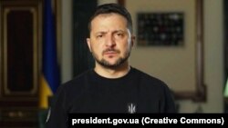 Președintele ucrainean Volodymyr Zelenskiy susține un discurs video nocturn pe 27 aprilie.