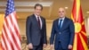 Zyrtari i lartë i Departamentit amerikan të Shtetit, James Rubin (majtas) dhe kryeministrin maqedonas, Dimitar Kovacevski.