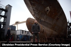 Presidenti ukrainas, Volodymyr Zelensky, duke pozuar para anijes së dytë që po ndërtohet në Stamboll. 8 mars 2024.