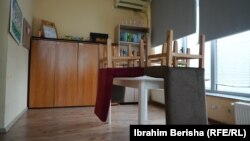 Dhoma e qëndrimit ditor për personat që marrin shërbime në këtë qendër.