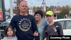Алена Подлесник со семејството во Србија