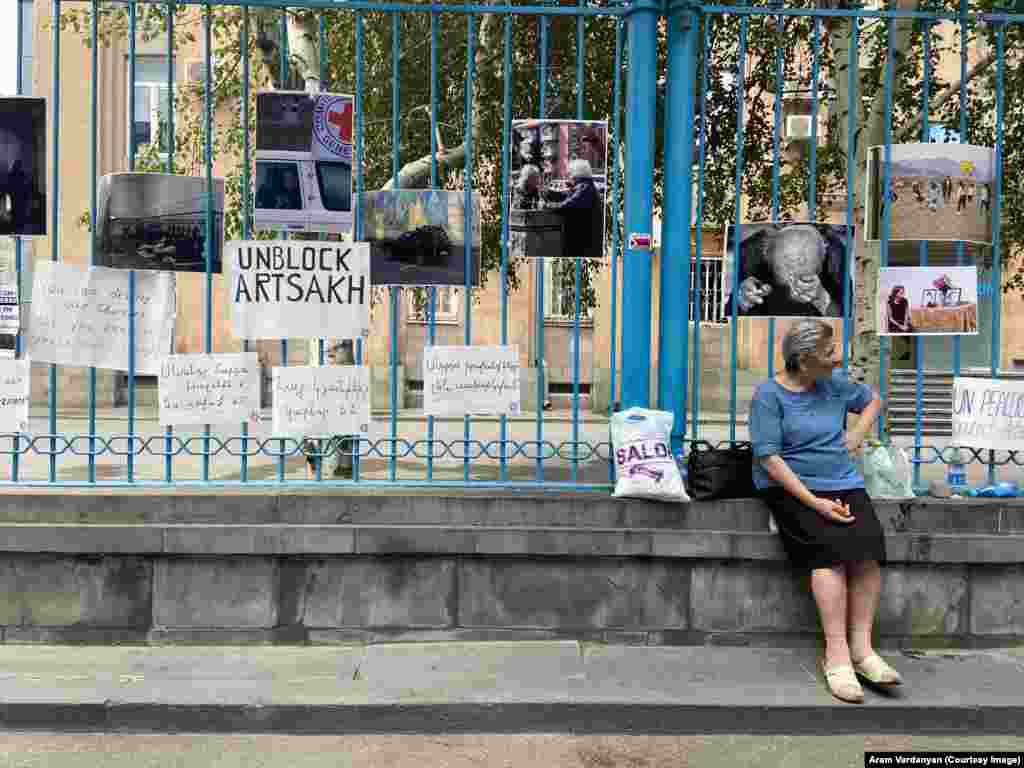 Rrethoja jashtë selisë së OKB-së në Jerevan u mbulua me posterë më 24 korrik, duke përfshirë imazhet e fundit nga brenda Nagorno-Karabakh, ku dy fëmijë vdiqën së fundi pasi nëna e tyre mbajtëse e shtëpisë i la vetëm në përpjekje për të siguruar ushqim. Armenët i referohen Nagorno-Karabakut si Artsakh. &nbsp;