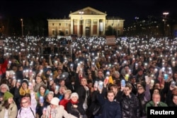 A kormányellenes tüntetés résztvevői 2024. február 16-án a budapesti Hősök terén