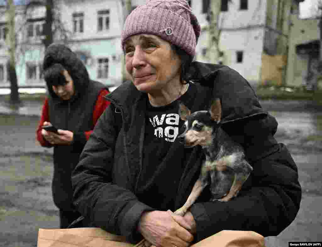 Љуба во солзи откако беше евакуирана од Бахмут. Вели: &bdquo;требаше да заминеме порано&ldquo;. &nbsp;