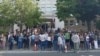 Skup podrške inspektorima Odeljenja za suzbijanje narkotika beogradske policije Dušanu Mitiću i Slobodanu Milenkoviću koji su otkrili plantažu marihuane na imanju "Jovanjica" ispred zgrade Specijalnog suda u Beogradu, 11. jul 2023. 