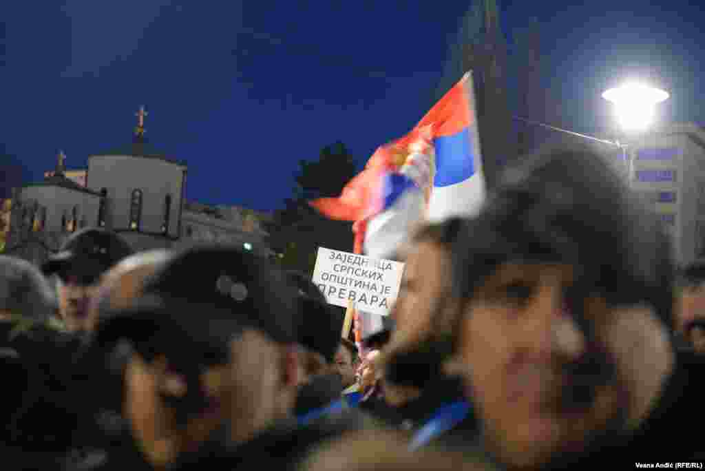 Okupljeni nose zastave Srbije, parole "Srbija a ne Evropska unija", "Zajednica srpskih opština je prevara", "Nema predaje" i anti NATO parole.