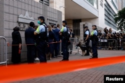 Policija ispred zgrade suda u Hong Kongu prije izricanja presude aktivistima, 30. maj 2024.