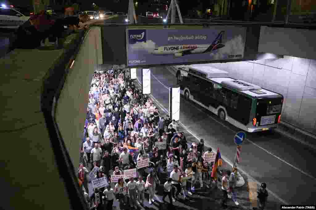 Протестантите маршира низ тунелот на автопатот во Ереван на 25 јули. МКЦК вели дека последен пат тие можеле да донесат лекови и основни прехранбени производи &bdquo;пред неколку недели&ldquo;. &nbsp;