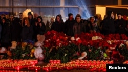 Migranti iz centralne Azije u Rusiji bili su mete ksenofobičnih incidenata posle napada u koncertnoj dvorani kod Moskve. Pripadnici etničkih manjina u Rusiji, kojih ima oko 30 miliona, takođe se pripremaju za najgore. Na slici odavanje počasti žrtvama napada 24. marta 2024.
