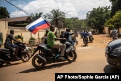 Mbështetësit e puçit të vitit 2022 në Burkina Faso, shihen me një flamur rus.