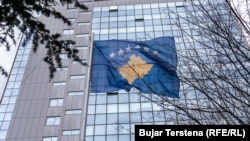 Flamuri i Kosovës para objektit të Qeverisë në Prishtinë. (Foto: REL)