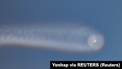 Trag sjevernokorejskog projektila snimljen s otoka Yeonpyeong, Južna Koreja, 26. juna 2024.
