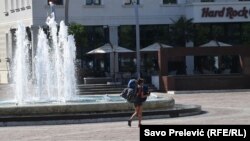 Centralni Trg Nezavisnosti u Podgorici je uglavnom pust u vrijeme najvećih vrućina. 