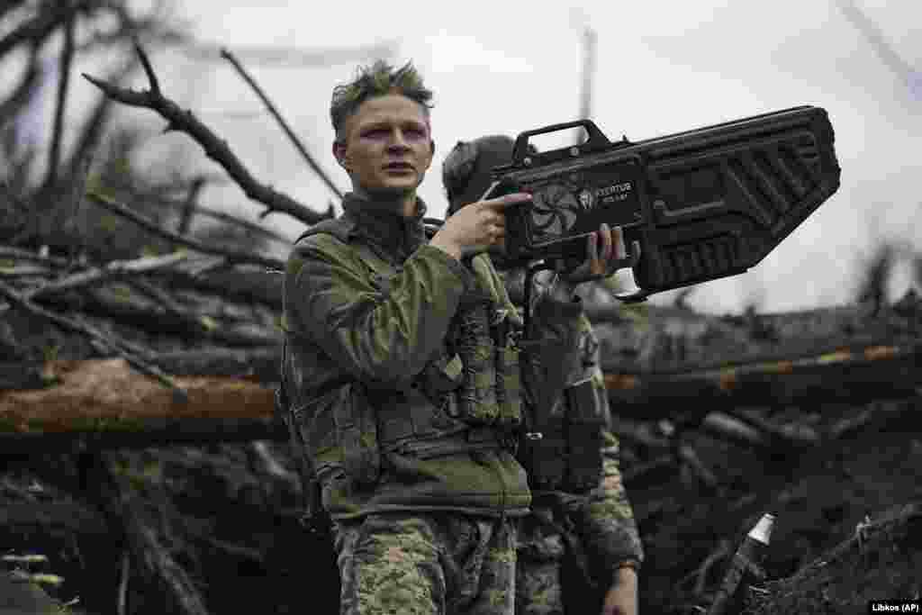 Украинский военный с противодронной пушкой на передовой позиции под Авдеевкой, ​​апрель 2023 года. Произведенное в Украине устройство стоимостью 11 300 долларов использует направленные радиоволны, чтобы подавить связь между дроном и его оператором. Помехи могут прервать видеотрансляцию дрона и &mdash;&nbsp;в зависимости от модели дрона &mdash; либо заставить его вернуться к точке взлета, либо улететь с ветром и в конечном итоге разбиться