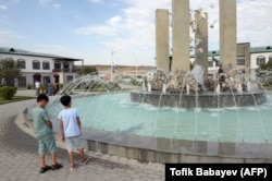 Një shatërvan në fshatin Agali, në korrikun e vitit 2022 i sapondërtuar nga Azerbajxhani në një zonë të pushtuar më parë nga forcat etnike armene.