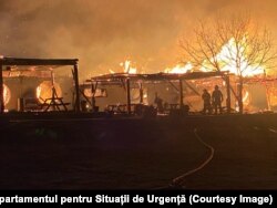 Mai multe persoane sunt căutate de zeci de pompieri, după ce zona de mijloc a acoperișului s-a prăbușit.