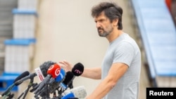 Вицепремиерът Роберт Калинак пред болницата "Ф. Д. Рузвелт" в Банска Бистрица