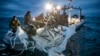 Моряци от група за обезвреждане на експлозивни боеприпаси изваждат балон за наблюдение на голяма надморска височина край бреговете на Мъртъл Бийч, Южна Каролина, САЩ, 5 февруари 2023 г.