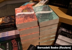 Librat me karaktere të lidhura me komunitetin LGBT, të mbështjella në plastikë, në një librari. Korrik, 2023.