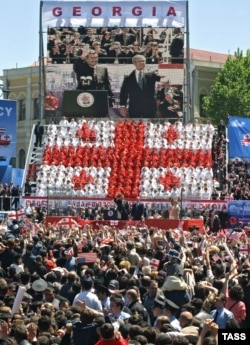 Bush dhe Saakashvili duke iu drejtuar turmës të mbledhur në Sheshin e Lirisë në Tbilisi.