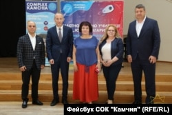 Yanka Takeva, presidente e Sindikatës së Arsimtarëve të Bullgarisë (në mes).