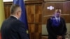 Kryeministri rumun, Nicolae Ciuca, flet me këshilltarin politik Ion (John në anglisht) në zbulimin e tij më 1 mars.