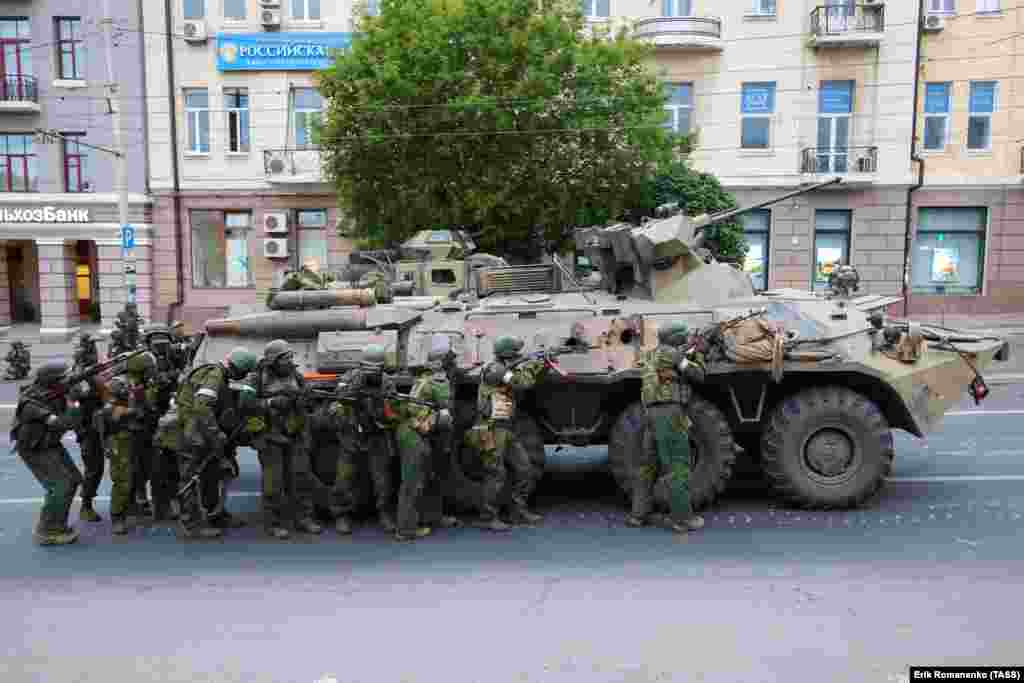 Членови на Вагнер пред седиштето на Јужниот воен округ.