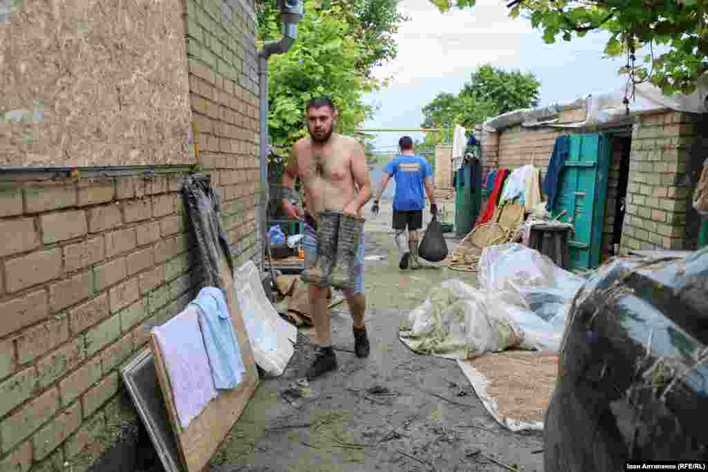 Locuitorii din comunitățile afectate de inundații se confruntă acum cu dificila sarcină de a curăța noroiul gros care a rămas în urmă, după retragerea apelor.