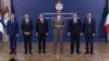 Presidenti i Serbisë, Aleksandar Vuçiq (i treti nga e djathta) para takimit me diplomatët perëndimorë, 21 tetor 2023.