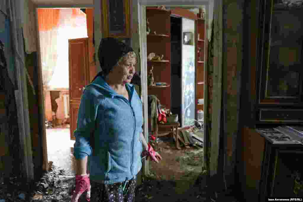 Liubov, soția lui Mikola, spune că toate aparatele de uz casnic au fost distruse de inundații.