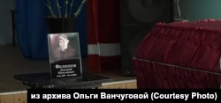 Sicriul lui Filippov în timpul înmormântării care a avut loc la școala din localitate