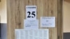 Бележка на вратата на секция 25 в 118 СОУ в София съобщава за проблем с машината за гласуване.
