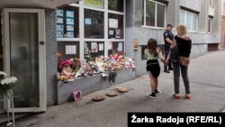 Cveće, igračke i sveće na ulazu u Osnovnu školu 'Vladislav Ribnikar' sećaju na masovno ubistvo, Beograd, juni 2023.

