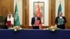 Diplomati i lartë kinez(në mes) Wang Yi, mban një marrëveshje të 10 marsit në Pekin me sekretarin e Këshillit të Lartë të Sigurisë Kombëtare të Iranit, Ali Shamkhani, dhe ministrin e Shtetit saudit, Musaad bin Muhammad al-Aiban.