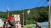 Балоните со отпад испратени од Северна Кореја се прикачени на далноводи во Јужна Кореја, 29 мај 2024 година.