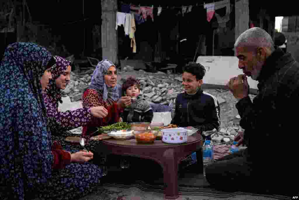 Skroman iftarski meni porodice&nbsp;Al-Naji, 11. marta. Generalni sekretar Ujedinjenih naroda Antonio Guterres apelirao je na Izrael i Hamas da poštuju mjesec ramazan tako što će obustaviti vatru u ratu koji vode u Pojasu Gaze.