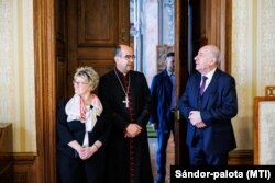 Sulyok Tamás köztársasági elnök (j) és felesége, Nagy Zsuzsanna a szombathelyi püspöki palotában Székely János szombathelyi megyés püspökkel 2024. április 21-én