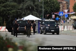 Pjesëtarët e KFOR-it duke qëndruar mbi urën e Ibrit që ndan Mitrovicën e Veriut dhe atë të Jugut.