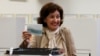 Kandidatja e VMRO-së për zgjedhjet presidenciale, Gordana Silanovska-Davkova, duke votuar në një qendër votimi në Shkup të Maqedonisë së Veriut më 24 prill 2024. 