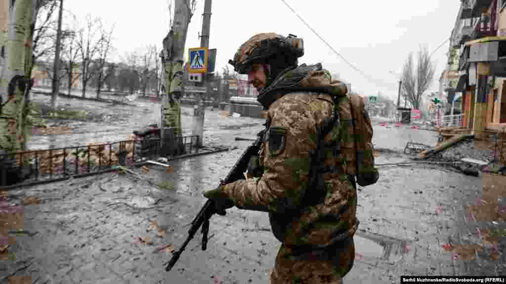 Украински војник во Бахмут на 25 февруари 2023 година.
