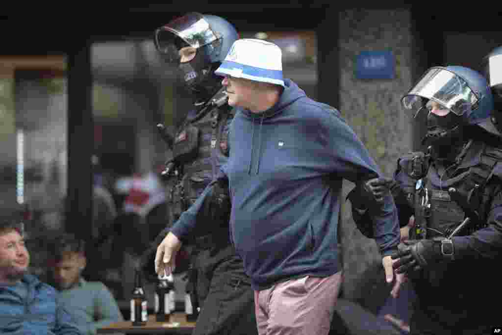Policija odvodi navijača nakon navijačkih sukoba pred utakmicu Srbija -Engleska, 16. juni 2024.&nbsp;