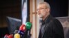 Bivši predsjednik parlamenta Ali Larijani obraća se medijima nakon što je prijavio svoju kandidaturu za predsjedničke izbore 2024. godine. 