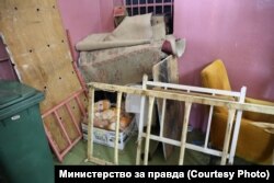 Një pjesë e një reparti ku lihen gjëra të panevojshme - aty shihet edhe njjë kuti me bukë.