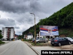 Билборд с надпис "Ние не сме народ, който извършва геноцид" в Сребреница