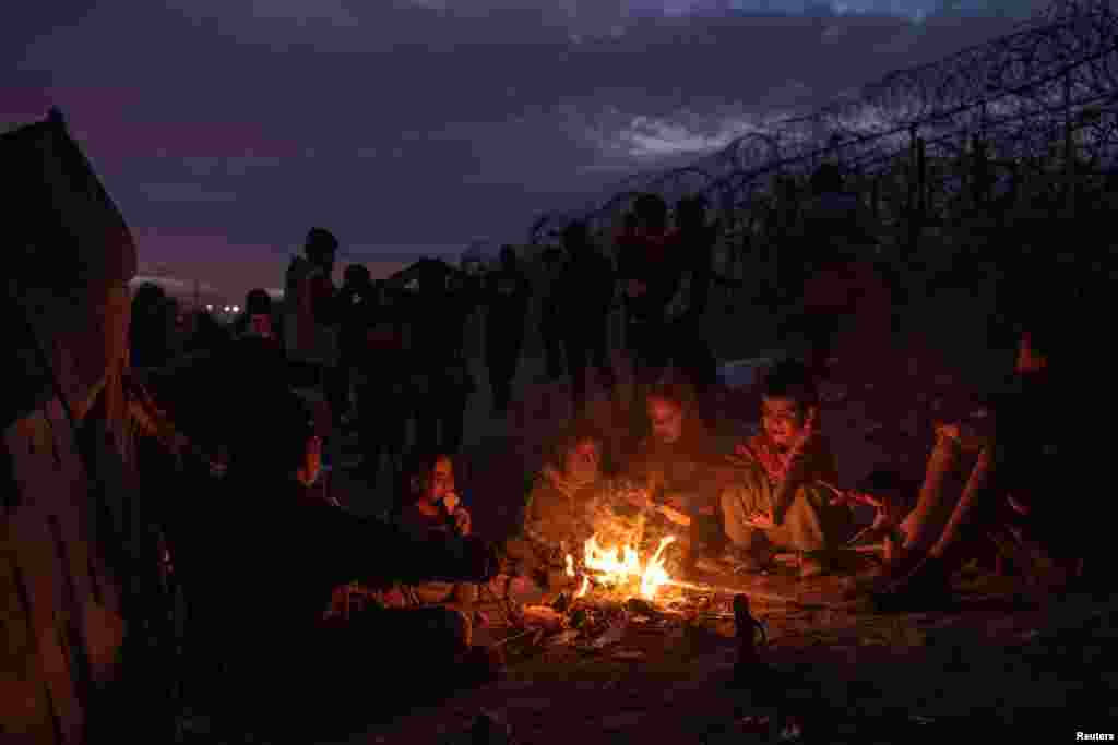 Fëmijët emigrantë, në mesin e tyre edhe Vallolet, 4 vjeç nga Peruja, ulen rreth një zjarri pranë bregut të lumit Rio Grande derisa janë duke pritur me familjet e tyre për më shumë se dy ditë për t&#39;u dorëzuar tek autoritetet e imigracionit më 23 mars.&nbsp;