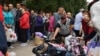 Humanitárius segélyért állnak sorba a harcok miatt otthonukat elhagyó emberek az oroszországi Kurszkban 2024. augusztus 12-én