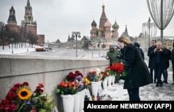 27 februarie 2015, Moscova - Ambasadorul american în Rusia, Lynne Tracy, depune flori la locul în care a fost asasinat Boris Nemțov.