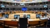 Președintele ucrainean, Volodimir Zelenski, pe ecranele Consiliului European în timpul unui discurs online, înainte de votul pentru începerea negocierilor privind aderarea Ucrainei la UE. Bruxelles, 14 dec 2023