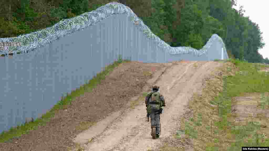 Lengyelország, Litvánia és Lettország &ndash; a NATO és az Európai Unió Belarusszal határos tagjai &ndash; már azóta riadókészültségben vannak, hogy két évvel ezelőtt nagyszámú migráns és menekült érkezett a határaikra Belaruszból.&nbsp;Szerintük Aljakszandr Lukasenka Oroszország szövetségeseként a migrációs útvonalat egy hibrid hadviselés keretében nyitotta meg, amelynek célja a nyugati országok instabilitásának megteremtése