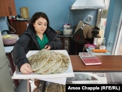 Gayane Petrosian, nënë e dy fëmijëve e cila u largua nga fshati Berkadzor në Nagorno-Karabakh, tani drejton një biznes që pjek kapela xhingalov në Echmiadzin, afër Jerevanit.
